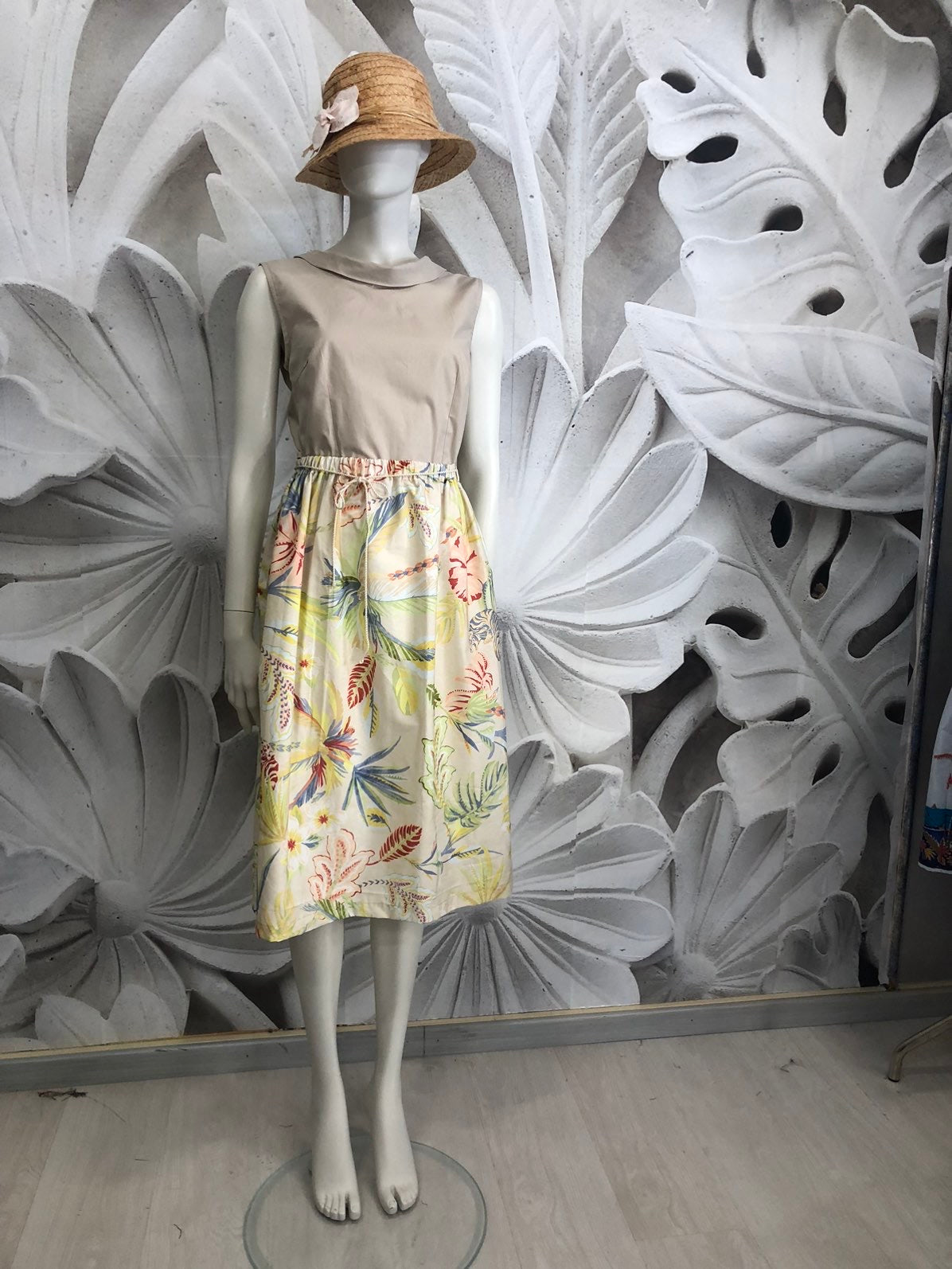 Completo in popeline fantasia base panna e colori pastello. Gonna arricciata in vita con elastico multitaglia abbinata alla blusa Christy in cotone corda tg 42 allacciata dietro con bottoni scollo con collo a barca e scollata dietro