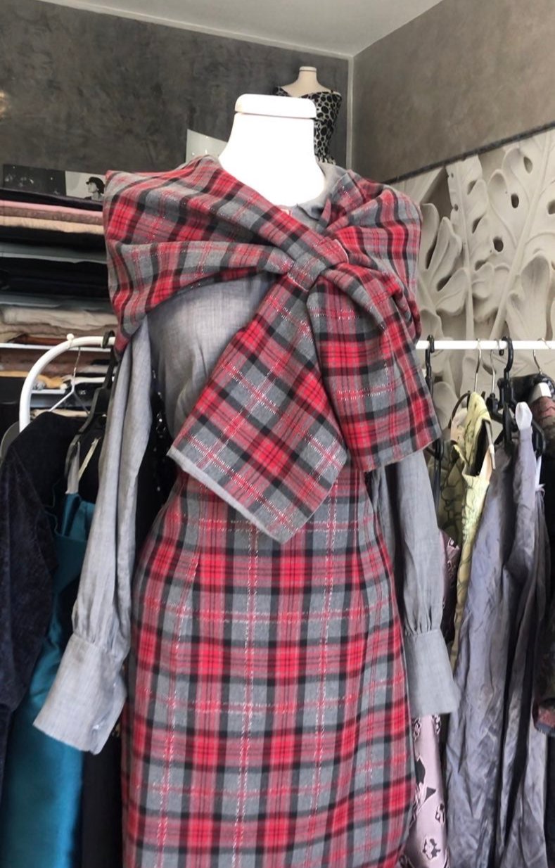 Abito Luisa con camicetta in mussola di lana e gonna in tartan pura lana 100% grigio/rosso in stile anni 40