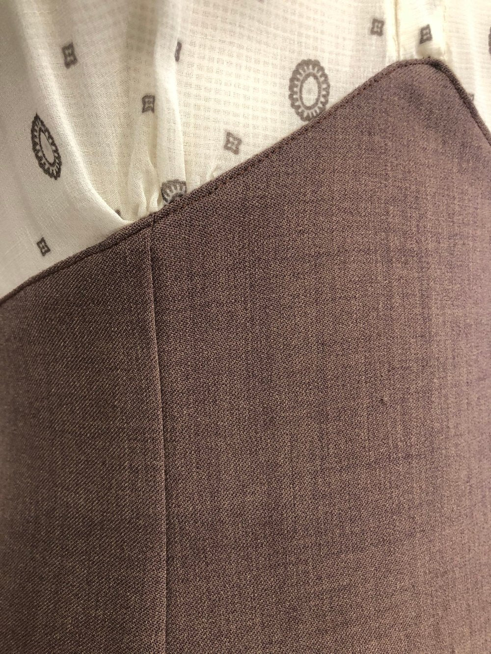 Abito luisa in stile anni 40. camicetta per la parte sopra con colletto rotondo, maniche corte e bottoni in madreperla. gonna in lana a vita alta, longuette, taglio impero a punta. Dettaglio