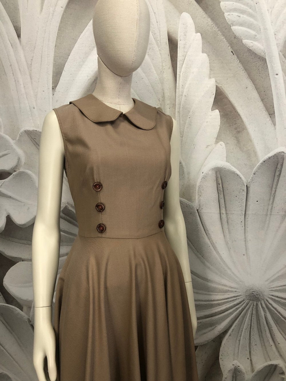 abito in stile fifties con gonna a ruota, smanicato con colletto rotondo beige misto cotone. bottoni sul davanti