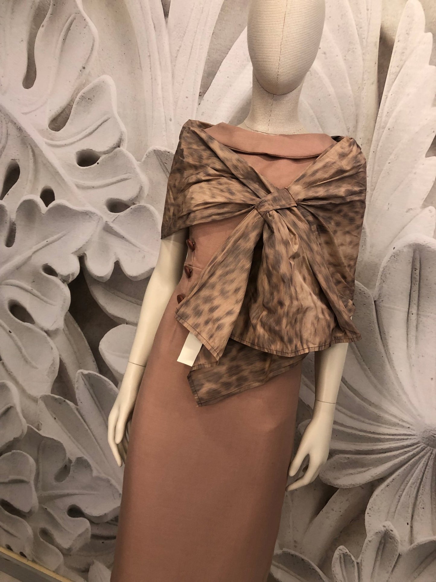 abito tubino Christy smanicato rosa carne misto cotone e lana, con stola leopardata