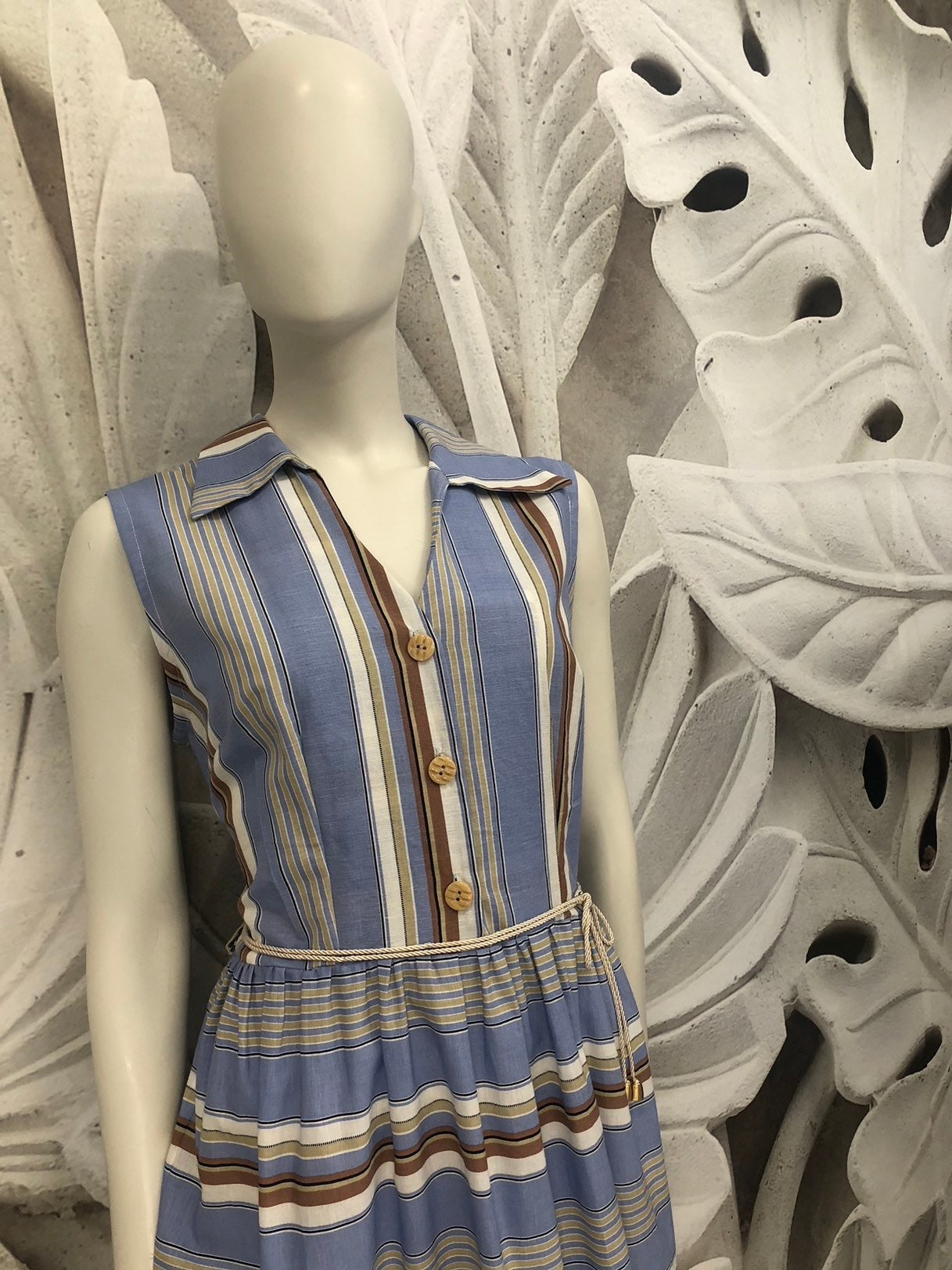 Abito rita 100% cotone a righe azzurro marrone panna in stile anni 50. Camicetta smanicato e gonna arricciata con cordino in raso in vita