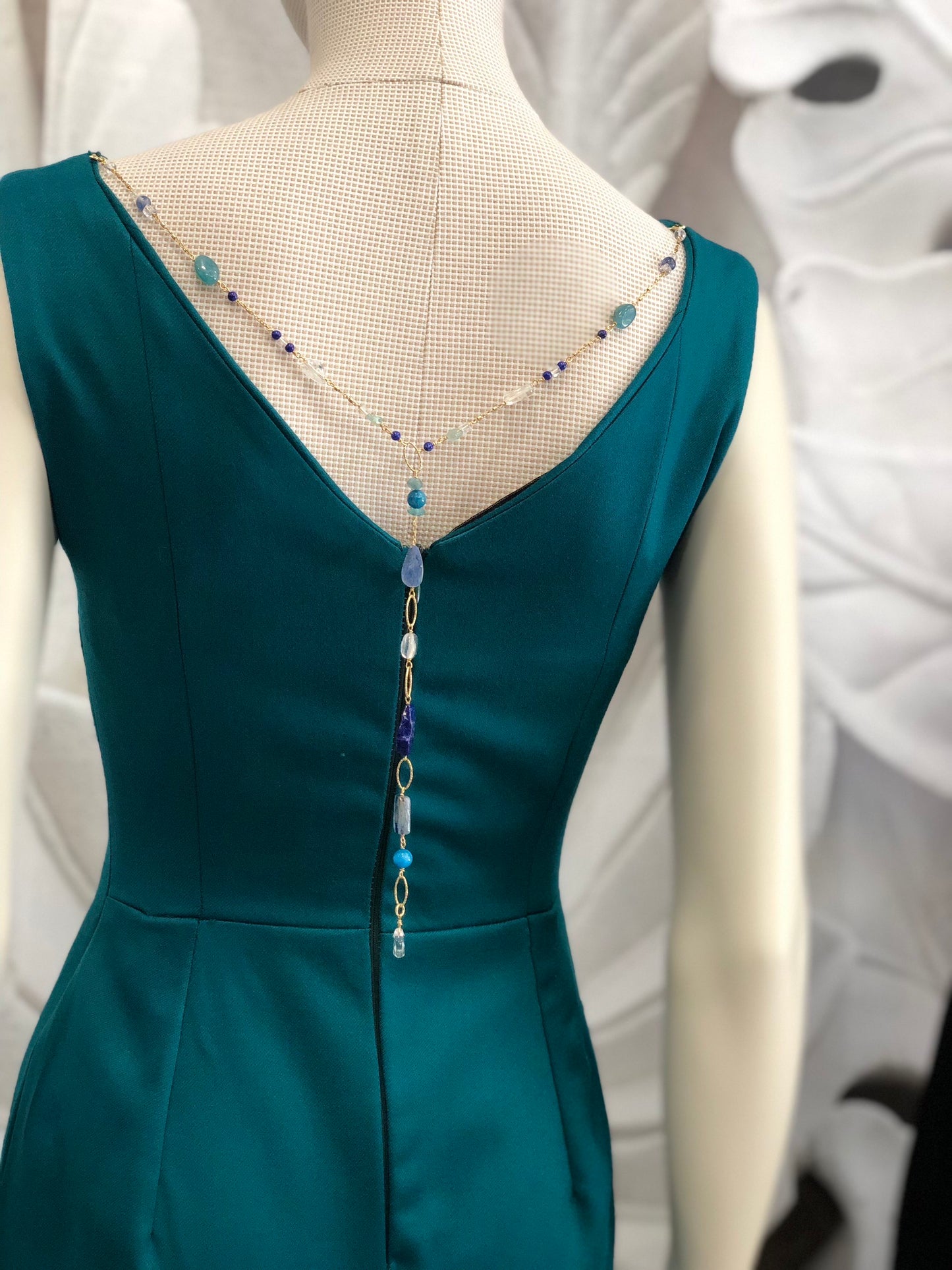 Abito Petra su misura dettaglio collana