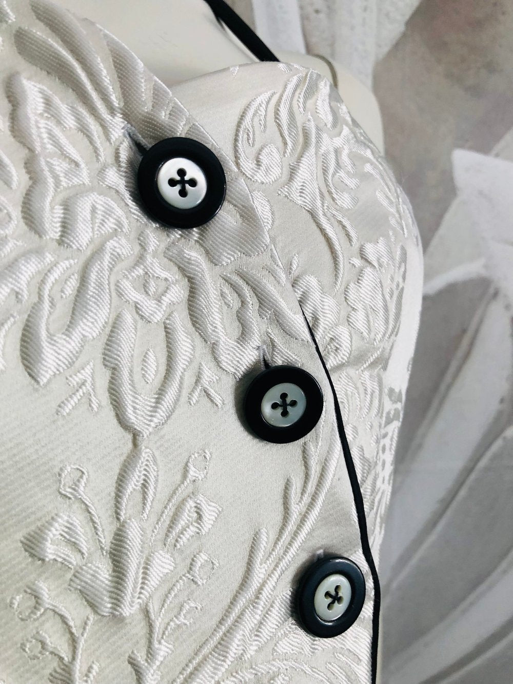 abito lungo elegante, bustino in broccato bainco e gonna in raso nero