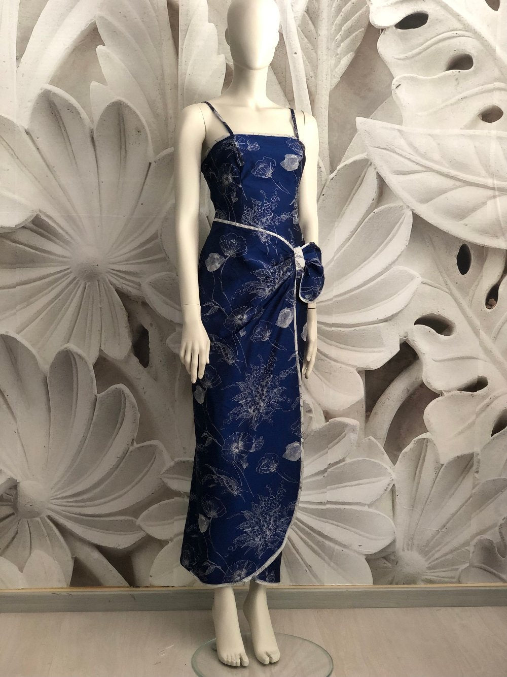 abito lungo modello sarong, unico pezzo realizzato in tafta bluette con fantasia orentale grigio perla