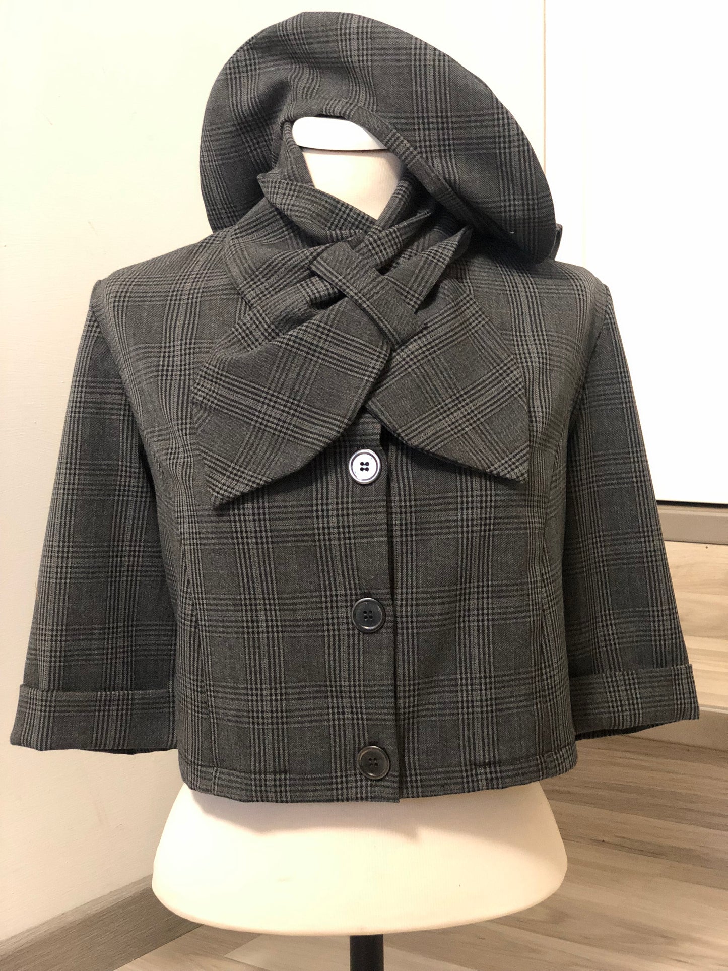 Basco alla francese realizzato in 100% poliviscosa manolana principe di galles grigio scuro. Coordinabile con la Sciarpina Marlene ed il Giacchino Christy realizzati nello stesso tessuto.