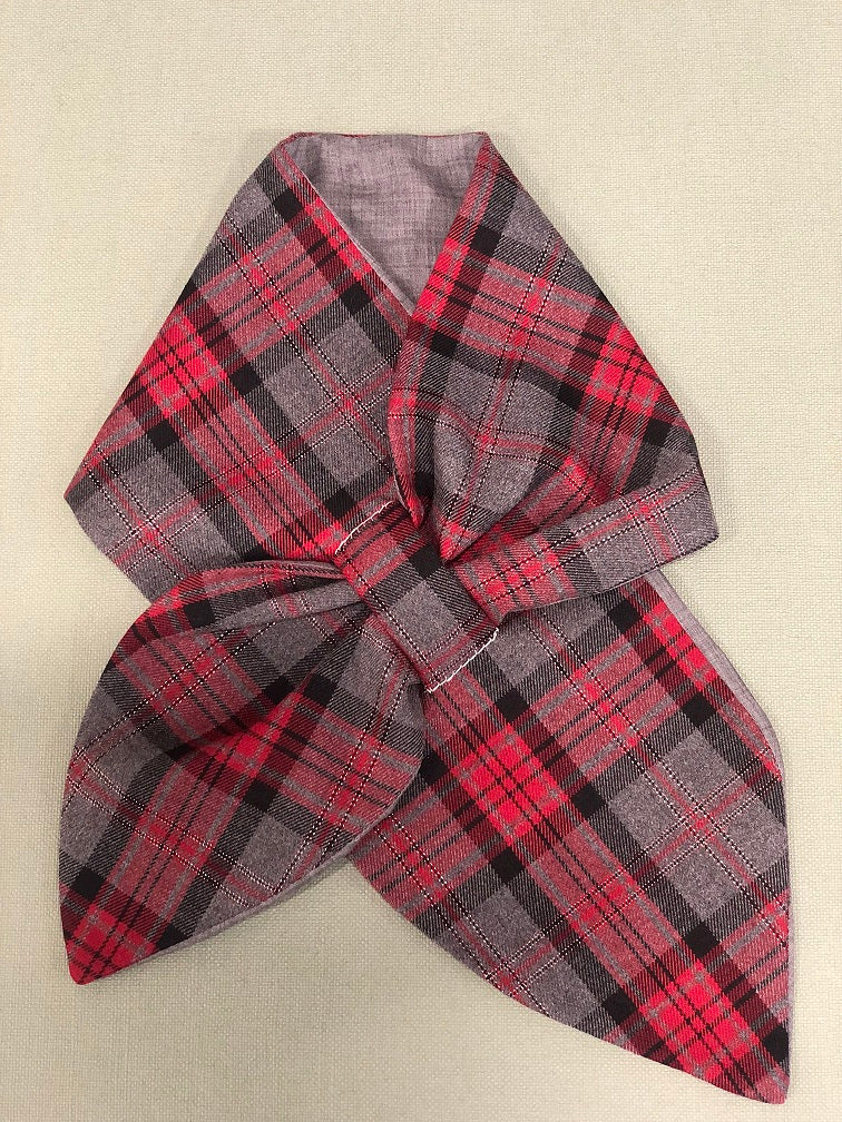 Scisrpina marlene ispirata ad un tagio degli anni 40 realizzata in tessuto tartan rosso /grigio con lurex 100% lana da un lato e in mussola di pura lana grigio dell'altro. . Lungherzza 80 cm