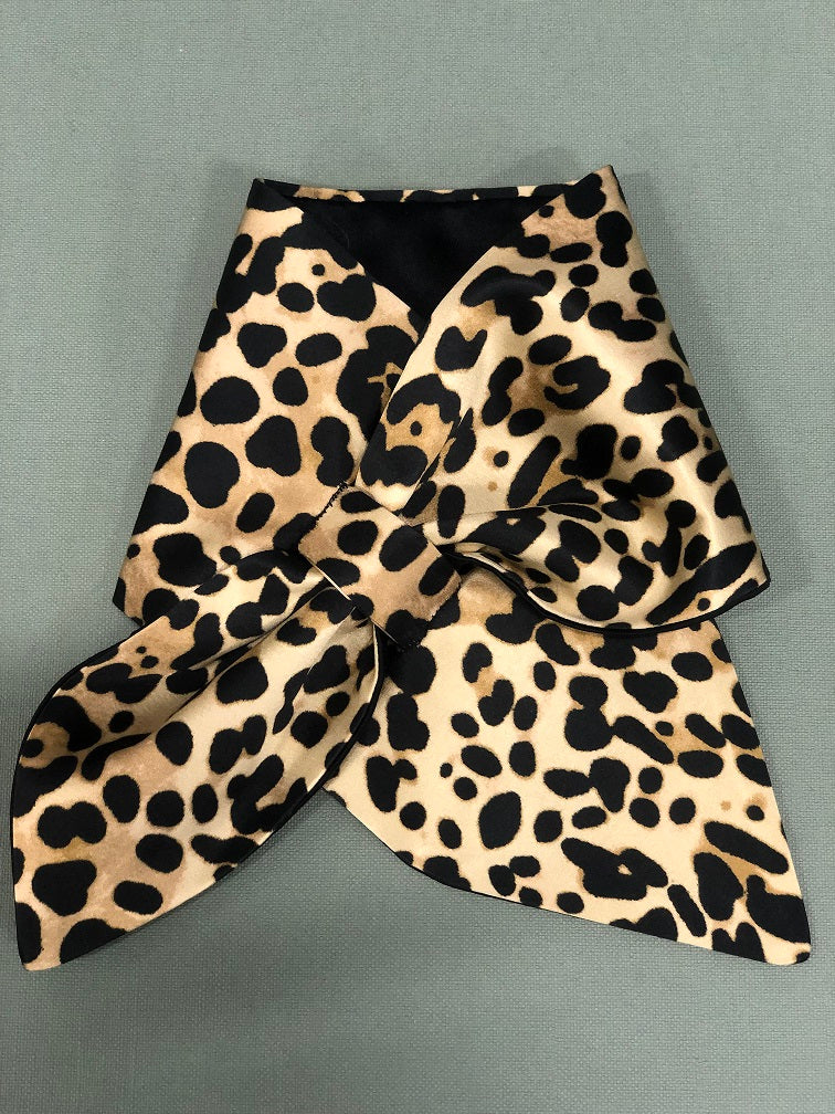 Sciarpina Marlene ispirata ad un teglio anni 40, realizzata in tessuto animalier misto cotone/seta da un lato e rasone nero misto cotone dell'altro. Asola cucita a mano. Lunghezza 80 cm