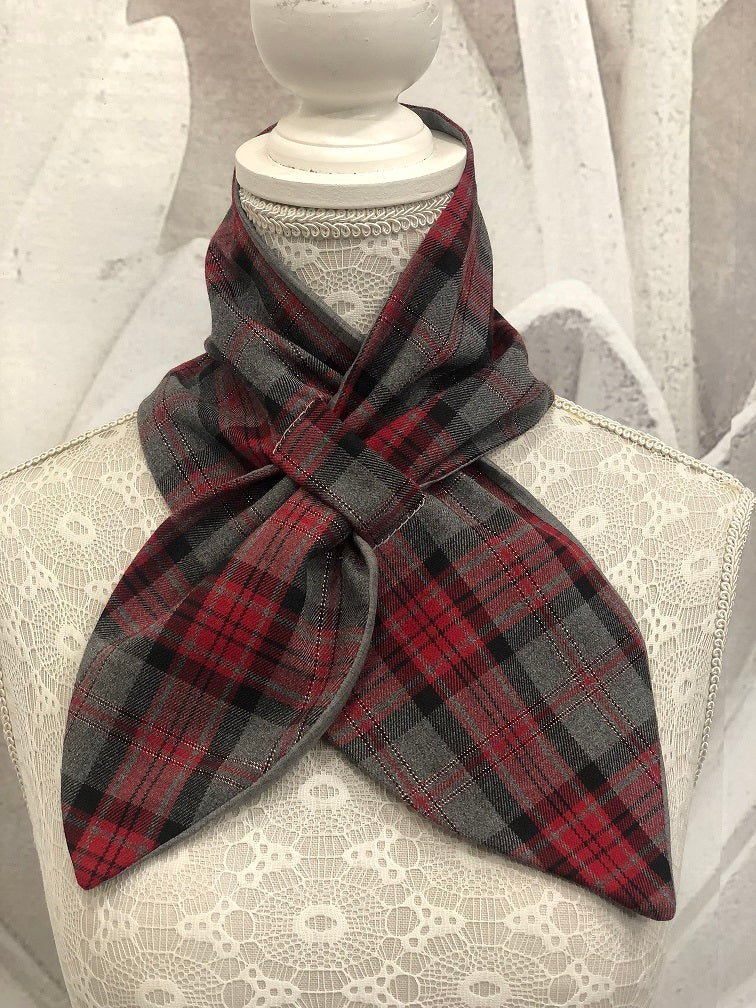 Scisrpina marlene ispirata ad un tagio degli anni 40 realizzata in tessuto tartan rosso /grigio con lurex 100% lana da un lato e in mussola di pura lana grigio dell'altro. . Lungherzza 80 cm
