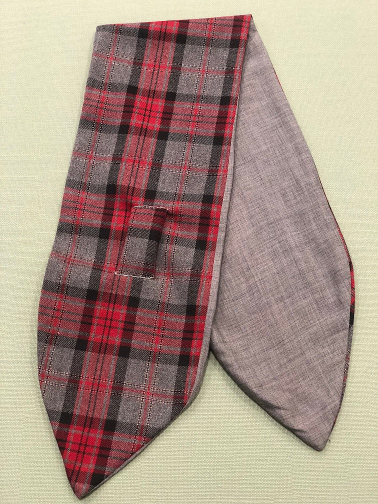 Scisrpina marlene ispirata ad un tagio degli anni 40 realizzata in tessuto tartan rosso /grigio con lurex 100% lana da un lato e in mussola di pura lana grigio dell'altro. . Lungherzza 80 cm