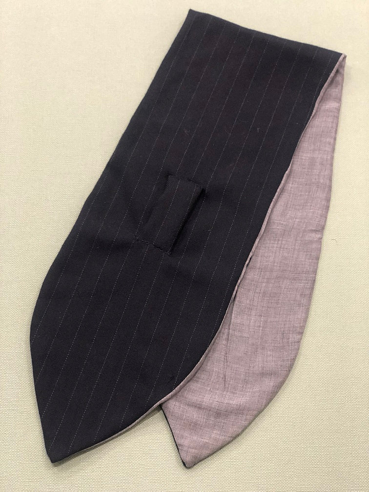 Sciarpina marlene realizzata in tessuto100% lana blu gessato grigio da un lato e in mussola di pura lana grigio dell'altro. Asola cucita a mano. lunghezza 80 cm