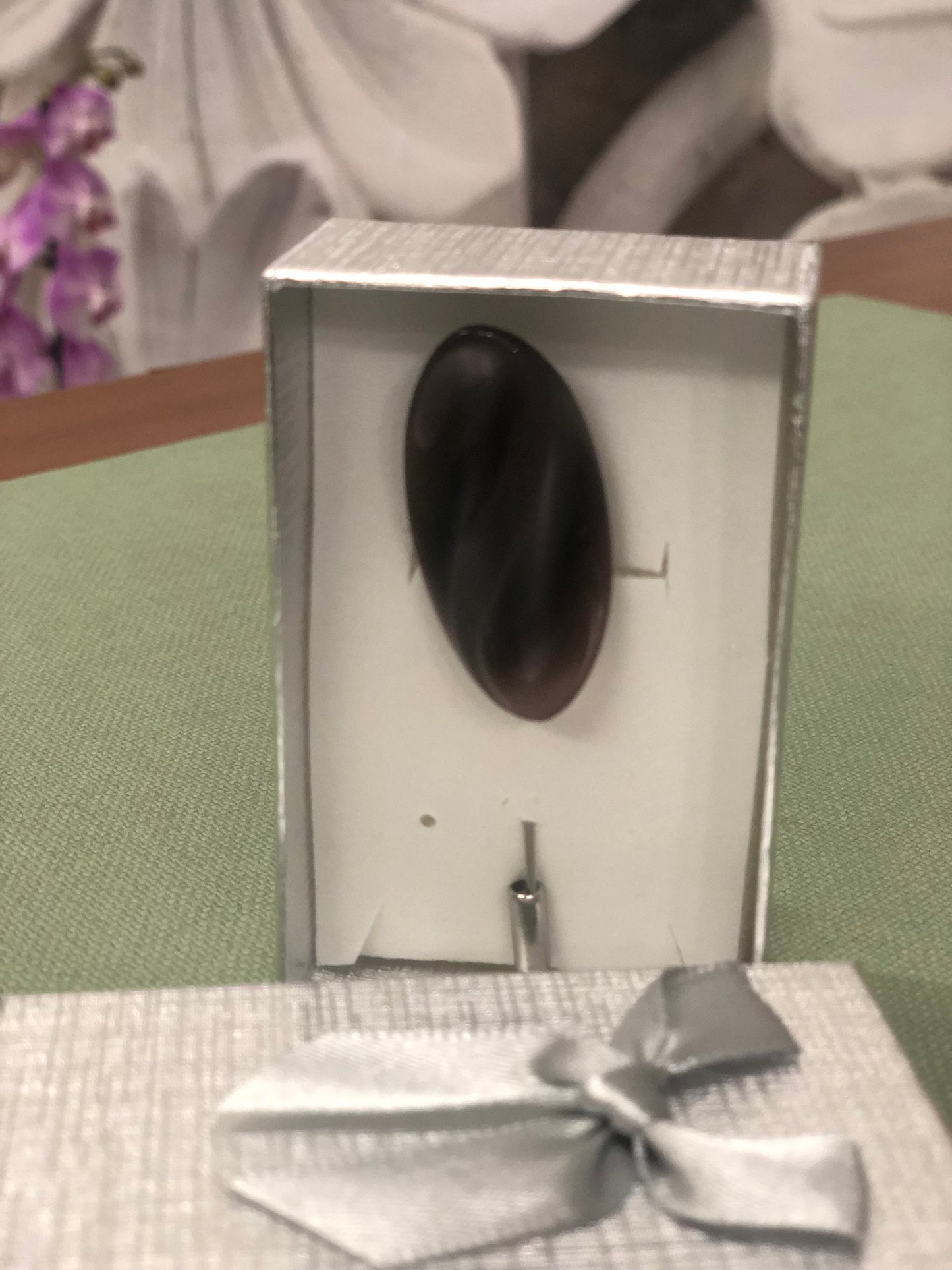 Spilla realizzata con bottone vintage con scatolina regalo argento