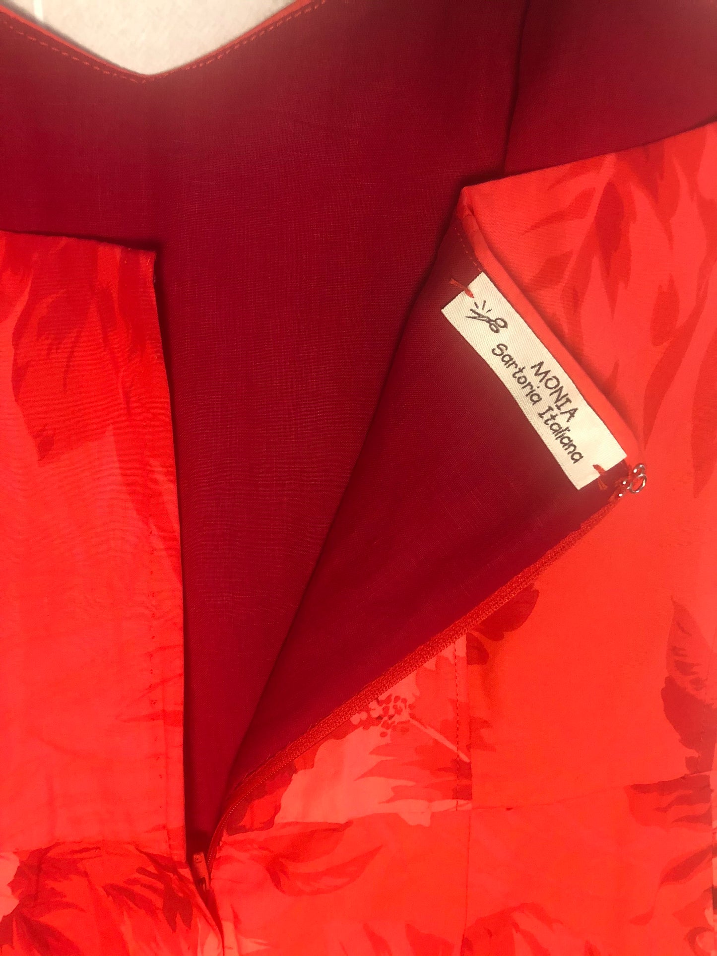 dettaglio dell'interno realizzato in tessuto cotone misto lino e cerniera cuciata mano