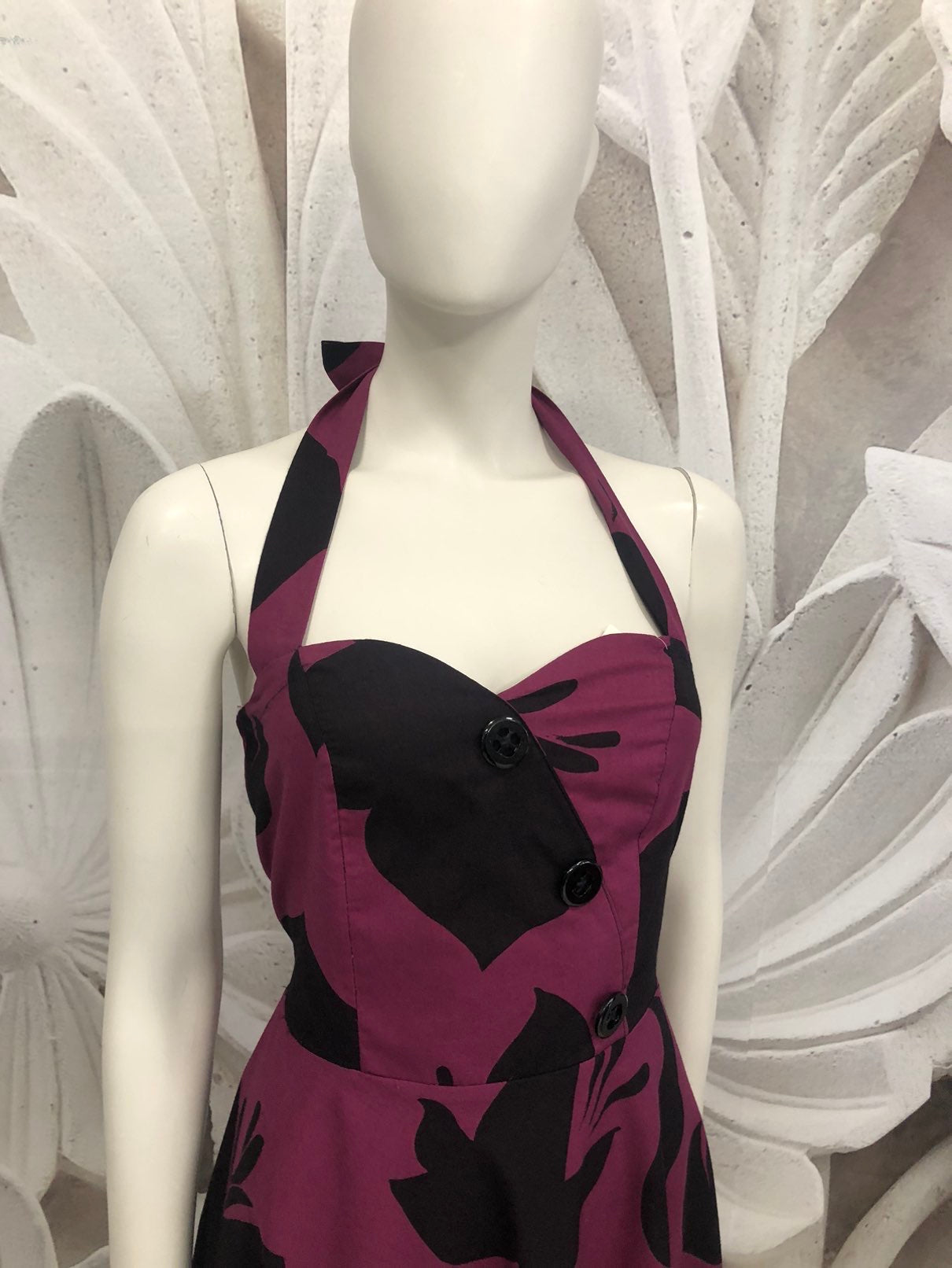 Dettaglio corpino a cuore dell’abito con bottoni stile anni 50 Tessuto in cotone fantasia astratta Bordeaux nero 