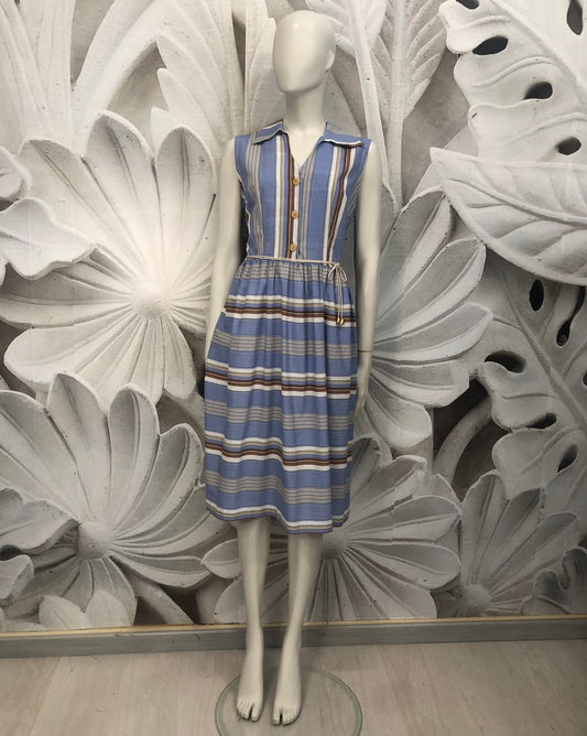 Abito rita 100% cotone a righe azzurro marrone panna in stile anni 50. Camicetta smanicato e gonna arricciata con cordino in raso in vita 