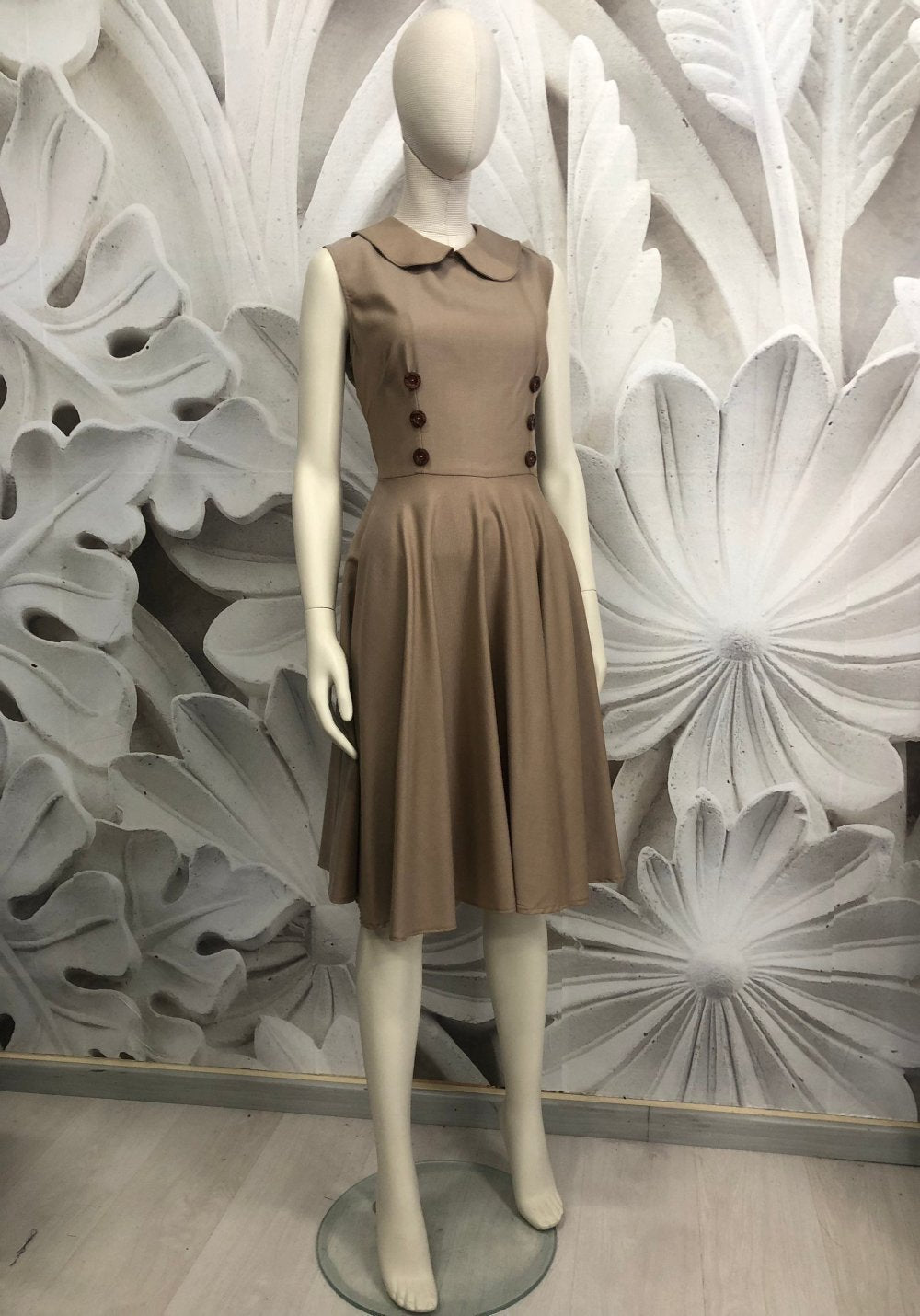 abito in stile fifties con gonna a ruota, smanicato con colletto rotondo beige misto cotone