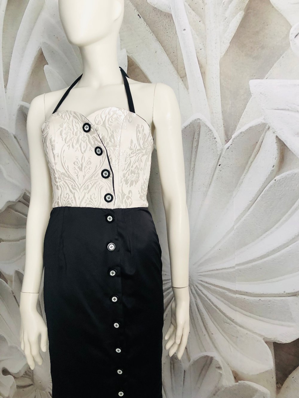 abito lungo elegante, bustino in broccato bainco e gonna in raso nero