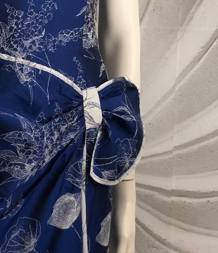 abito lungo modello sarong, unico pezzo realizzato in tafta bluette con fantasia orentale  grigio perla