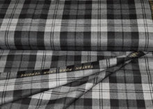 Carica l&#39;immagine nel visualizzatore di Gallery, PANTALONE CAPRI CHRISTY TARTAN su misura
