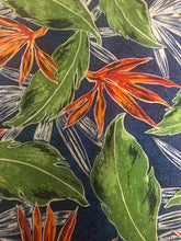Carica l&#39;immagine nel visualizzatore di Gallery, tessuto cotone hawaiian originale base blu, fantasia verde arancio e bianco
