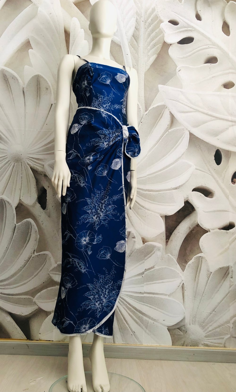 abito lungo modello sarong, unico pezzo realizzato in tafta bluette con fantasia orentale  grigio perla