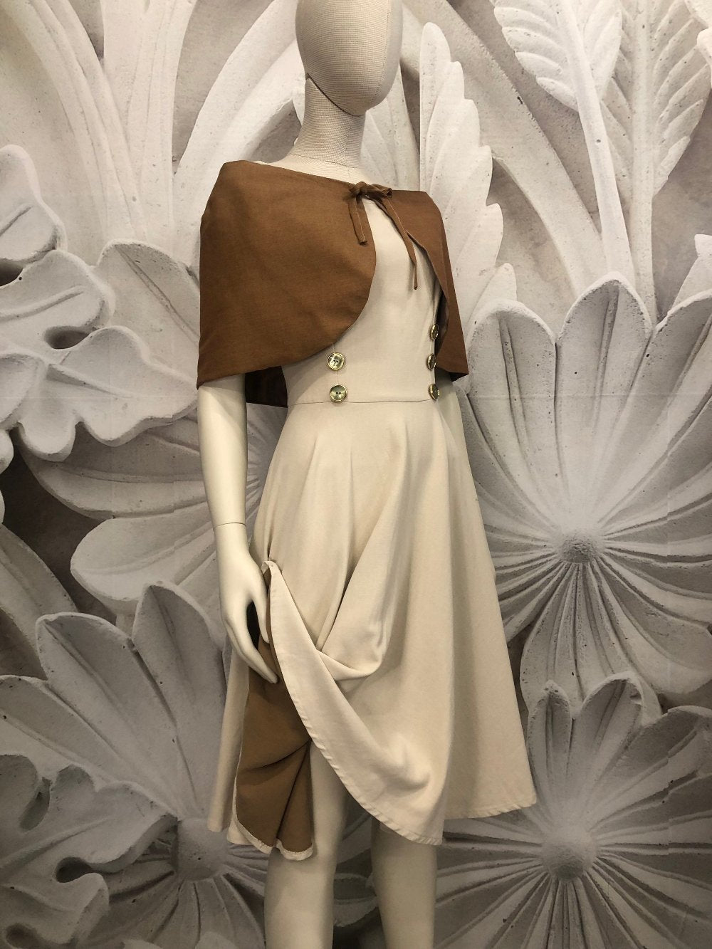 abito gonna a ruota panna smanicato con fondo beige e mantellina beige in lana