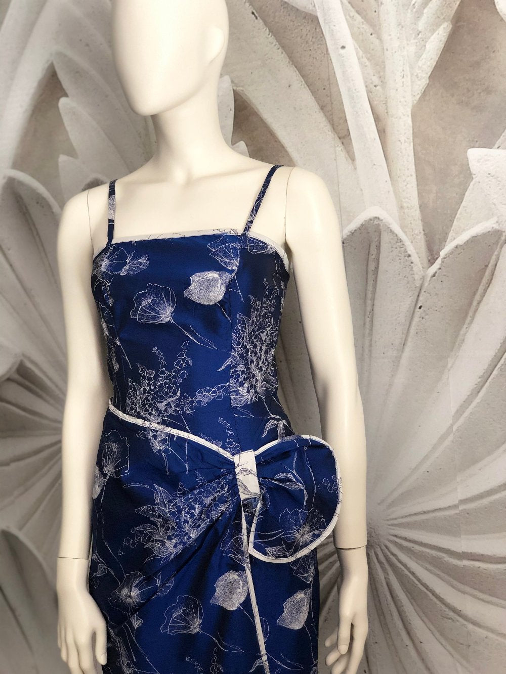 abito lungo modello sarong, unico pezzo realizzato in tafta bluette con fantasia orentale  grigio perla