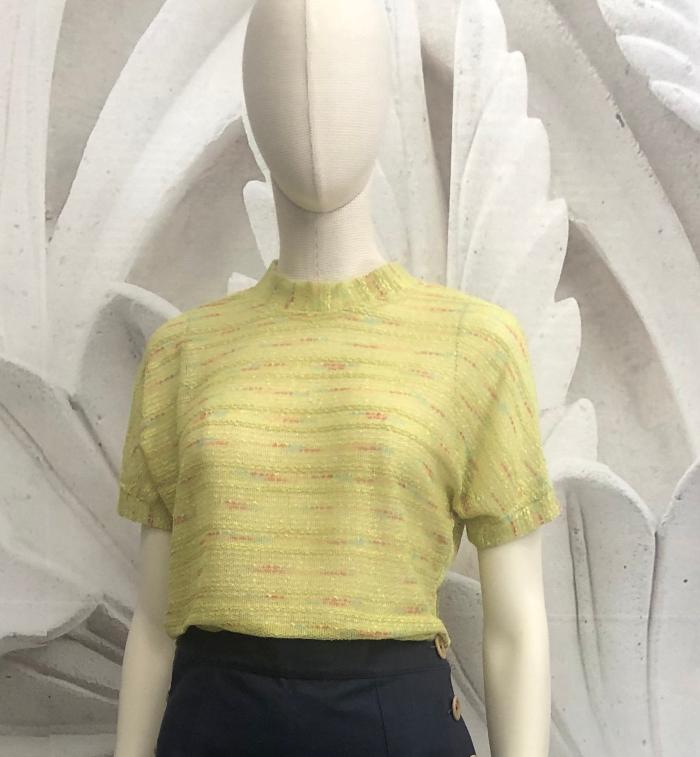 pantalone vita alta in gabardine blu allacciati con bottoni laterali beige. t-shirt in maglia di cotone verde