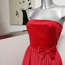 Carica l&#39;immagine nel visualizzatore di Gallery, Abito Audrey in velluto vintagestyle anni 50 su misura

