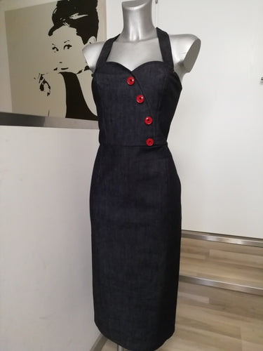 abito in stile anni 50 con top a cuore e bottoni di abbellimento sul davanti rossi; gonna a tubino con spacco dietro lunga a metà polpaccio . bretelle all'americana o ad incrocio  dietro chiusura zip dietro con gancino realizzato in tessuti jeans denim  blu scuro