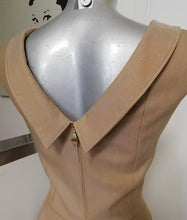 Carica l&#39;immagine nel visualizzatore di Gallery, DETTAGLIO DELLO SCOLLO DIETRO DELL&#39;ABITO IN STILE ANNI 50. SCOLLO A PUNTA BORDATO DA UN COLLETTO. CHIUSURA A ZIP IN METALLO DORATA CON MOTIVO A FORMA DI M
