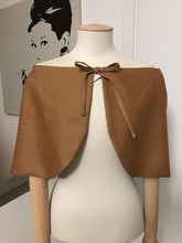 Carica l&#39;immagine nel visualizzatore di Gallery, MANTELLINA PARIS in lana ruggine
