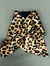 Carica l&#39;immagine nel visualizzatore di Gallery, Sciarpina Marlene ispirata ad un teglio anni 40, realizzata in tessuto animalier misto cotone/seta da un lato e rasone nero misto cotone dell&#39;altro. Asola cucita a mano. Lunghezza 80 cm
