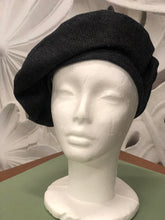 Carica l&#39;immagine nel visualizzatore di Gallery, Basco alla francese realizzato in 100% lana color antracite melange. Coordinabile con la Sciarpina Marlene realizzata nello stesso tessuto.
