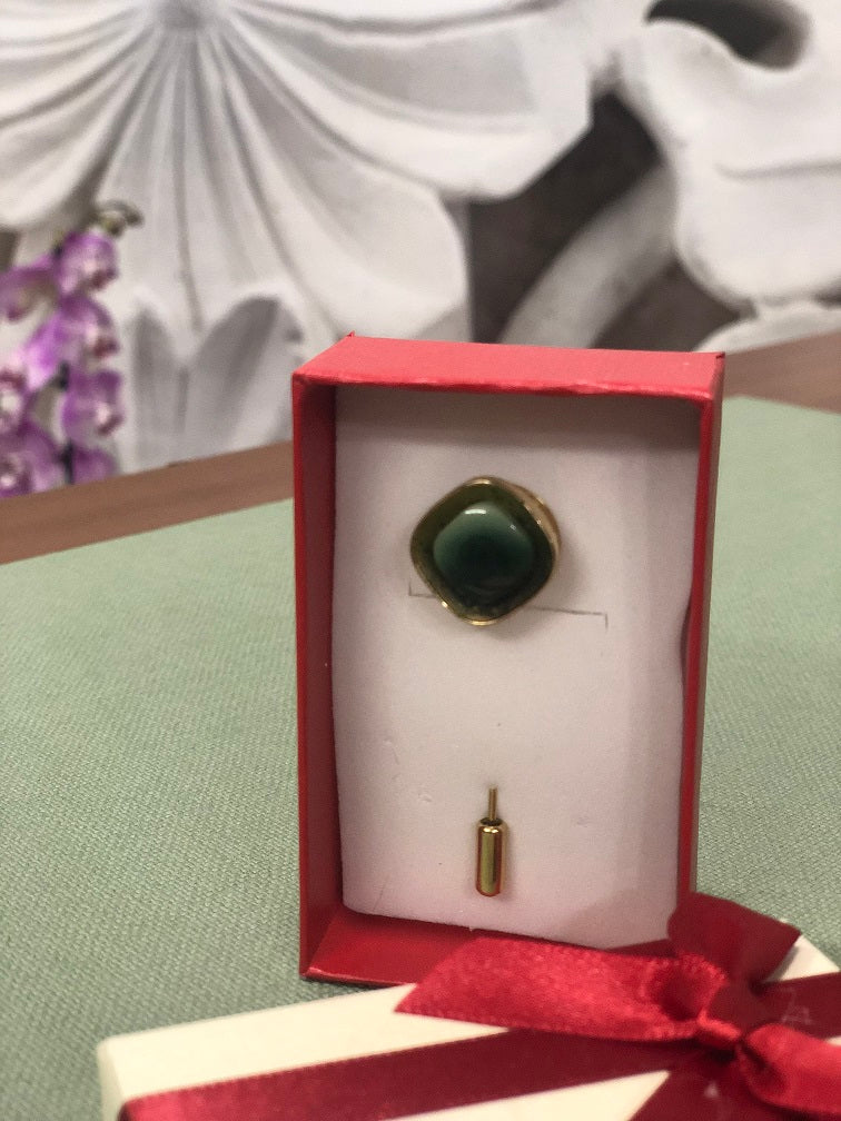 Spilla realizzata con bottone vintage con scatolina regalo rossa