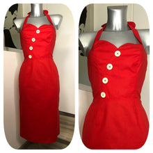 Carica l&#39;immagine nel visualizzatore di Gallery, abito Milly in leggero tessuto di cotone rosso ispirato agli anni 50, top a cuore con bottoni gonna lunghezza midi allacciatura all&#39;americana con bretelle dietro il collo
