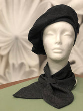 Carica l&#39;immagine nel visualizzatore di Gallery, Basco alla francese realizzato in 100% lana color antracite melange. Coordinabile con la Sciarpina Marlene realizzata nello stesso tessuto.
