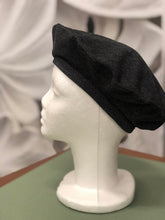 Carica l&#39;immagine nel visualizzatore di Gallery, Basco alla francese realizzato in 100% lana color antracite melange. Coordinabile con la Sciarpina Marlene realizzata nello stesso tessuto.
