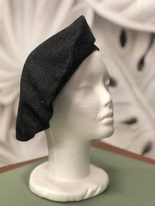 Basco alla francese realizzato in 100% lana color antracite melange. Coordinabile con la Sciarpina Marlene realizzata nello stesso tessuto.