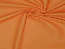 Carica l&#39;immagine nel visualizzatore di Gallery, abito Milly in leggero tessuto di cotone arancione ispirato agli anni 50, top a cuore con bottoni gonna lunghezza midi allacciatura all&#39;americana con bretelle dietro il collo
