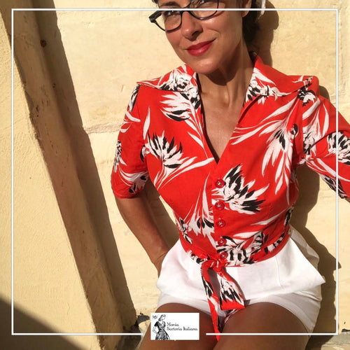 camicia corta manica corta in cotone rosso con fantasia bianco e nero allacciata davanti con bottoni rossi e fascia sulla vita