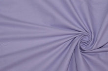 Carica l&#39;immagine nel visualizzatore di Gallery, abito Milly in leggero tessuto di cotone lilla ispirato agli anni 50, top a cuore con bottoni gonna lunghezza midi allacciatura all&#39;americana con bretelle dietro il collo
