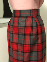 Carica l&#39;immagine nel visualizzatore di Gallery, GONNA TUBINO KELLY TARTAN su misura
