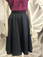 Carica l&#39;immagine nel visualizzatore di Gallery, Gonna a ruota Christy in jeans vintagestyle anni 50
