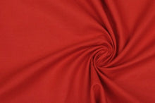 Carica l&#39;immagine nel visualizzatore di Gallery, abito Milly in leggero tessuto di cotone rosso ispirato agli anni 50, top a cuore con bottoni gonna lunghezza midi allacciatura all&#39;americana con bretelle dietro il collo

