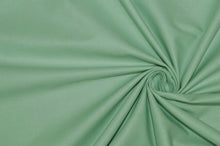 Carica l&#39;immagine nel visualizzatore di Gallery, abito Milly in leggero tessuto di cotone verde salvia ispirato agli anni 50, top a cuore con bottoni gonna lunghezza midi allacciatura all&#39;americana con bretelle dietro il collo
