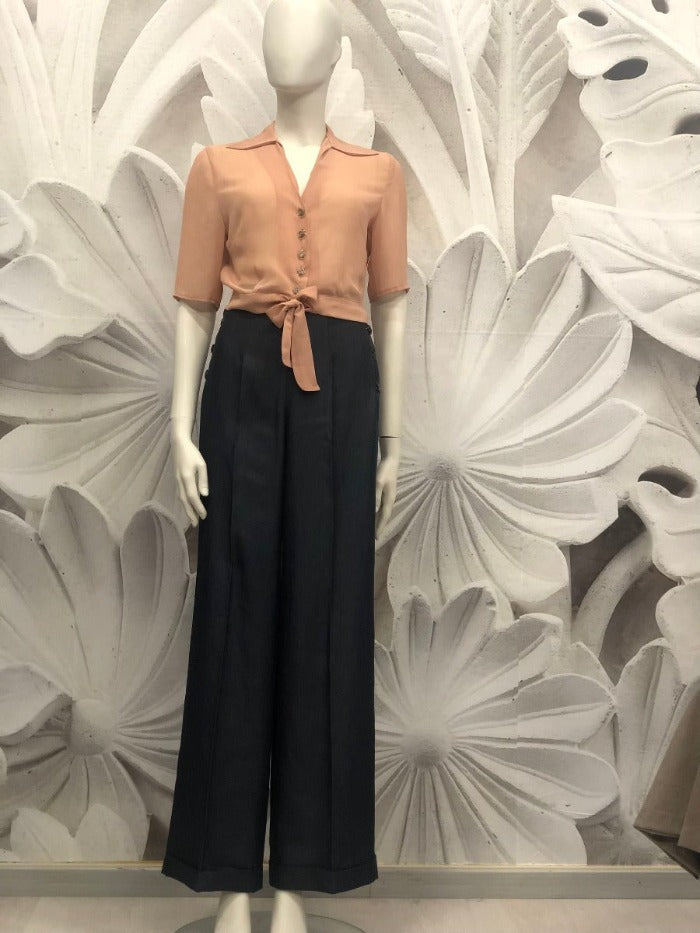 Camicia rita corta in chiffon ispirata alla moda degli anni 40 rosa carne e pantalone denim vita alta