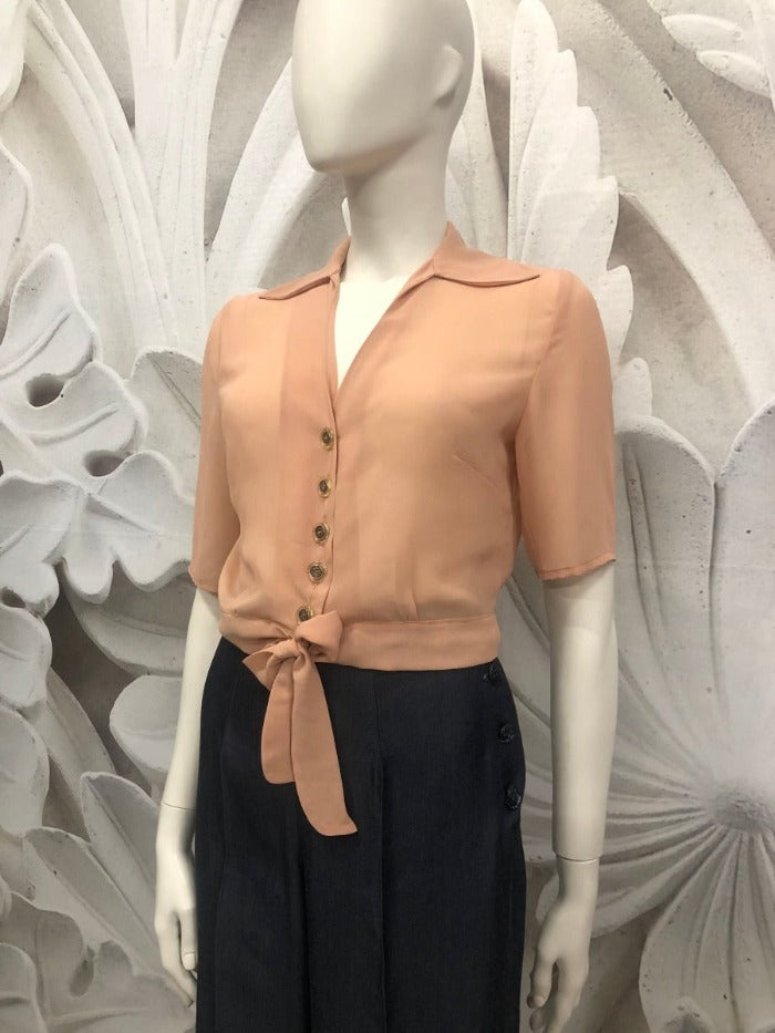 Camicia rita corta in chiffon ispirata alla moda degli anni 40 rosa carne 