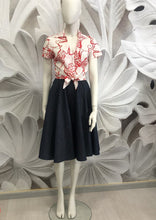 Carica l&#39;immagine nel visualizzatore di Gallery, gonna ruota in jeans blu scuro vintagestyle anni 50
